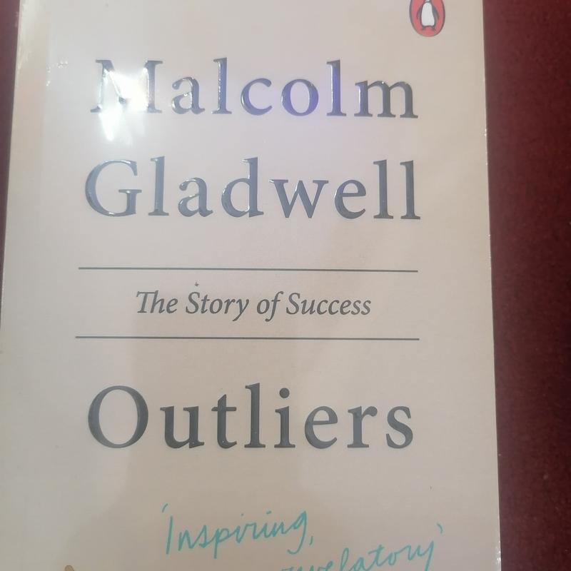 کتاب  outliers