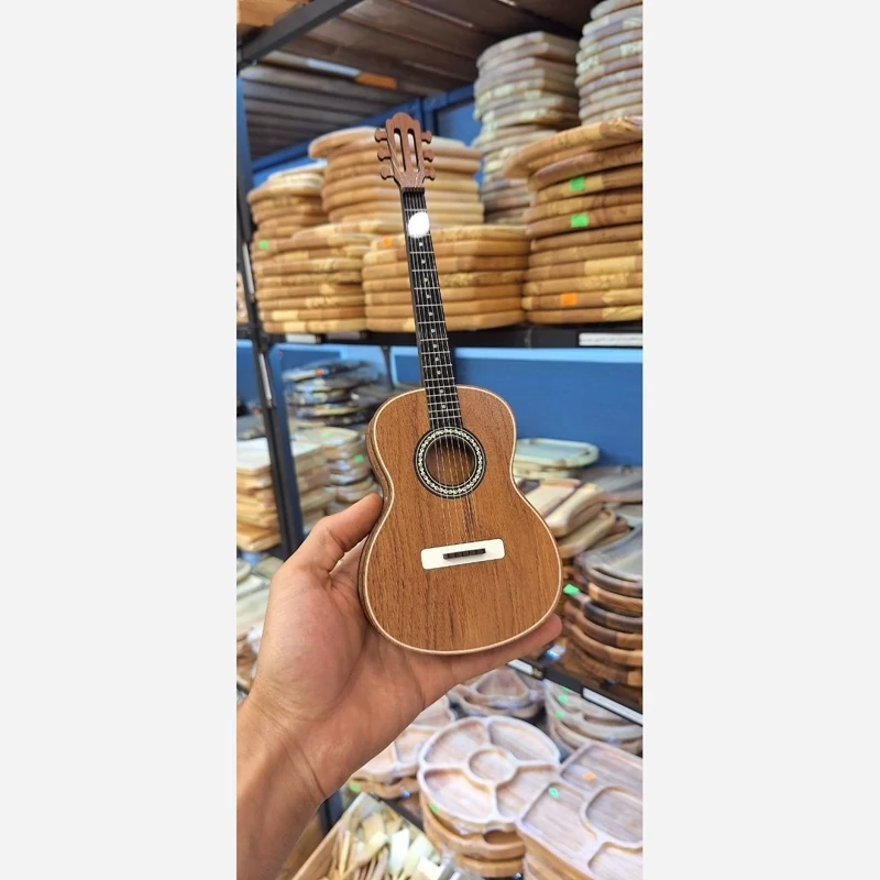 دکوری گیتار یا ویالن بزرگ همراه با استند