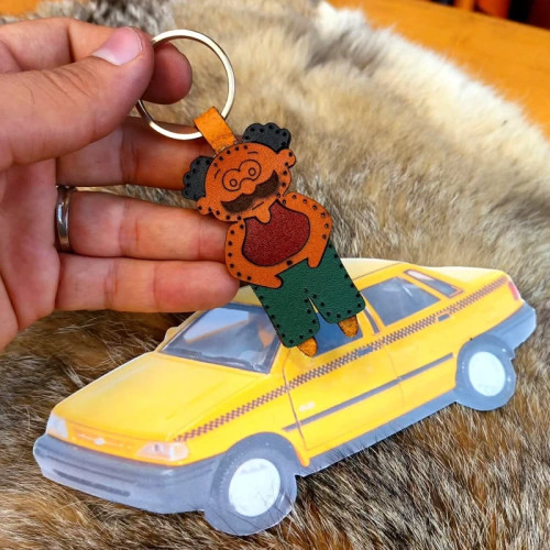 چرم طبیعی نیمه آماده راننده تاکسی کچل خان برش خورده با چرم طبیعی ممتاز