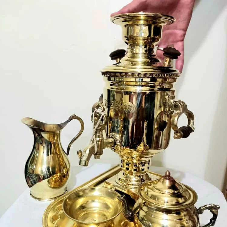 سماور برنجی فوق زیباو مارک دار یک ونیم لیتری باسرویس کامل .تزیینی دکوری