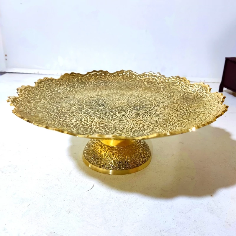شیرینی خوری برنجی 28 سانت مدل لبه قلعه یا طرح طاووس قلم دست  سوپر کیفیت شیرینی خوری برنزی