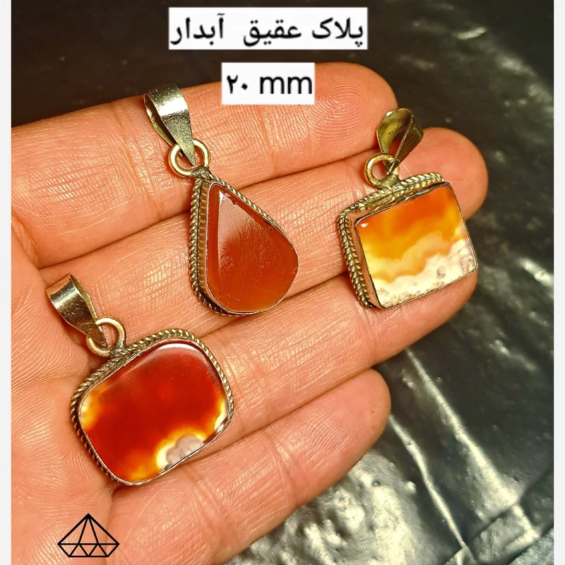 اویز پلاک عقیق یمنی اصل پر انرژی و کمیاب اویز عقیق یمنی پلاک عقیق مربعی اویز کارنلین خرید رکاب سنگ عقیق پلاک ورشو عقیق