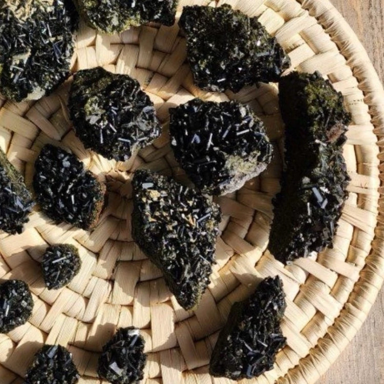 راف سنگ اپیدوت طبیعی 50g وارداتی افغانستان خواص اپیدوت سیاه راف ترمالین سیاه اپیدوت سبز خرید سنگ انرژی از نیما حاتمی کرج
