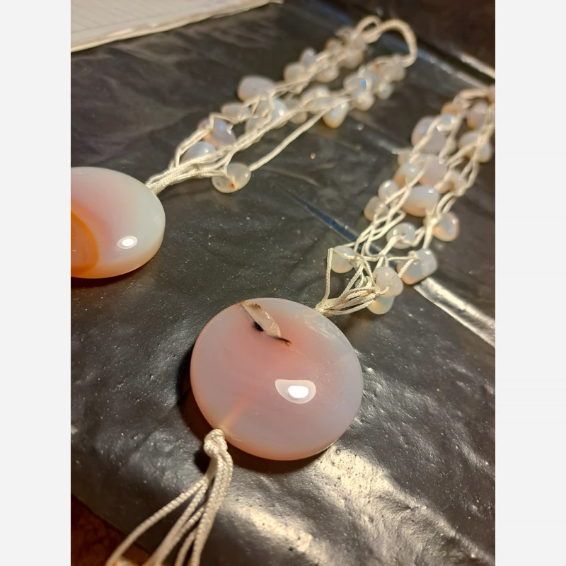 گردنبند رز کوارتز اصل جهت رو لباسی اویز عقیق صورتی گردنبند مدال کوارتز صورتی اصل فروشگاه زیورالات سنگی اصل نیما حاتمی