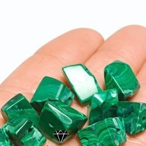 اویز راف مالاکیت طبیعی اصل 2سانتی اویز سنگ دفرمه مالاکیت برمه اصل اویز مالاکیت طبیعی مهره مالاکیت دفرمه در کرج نیناس جم