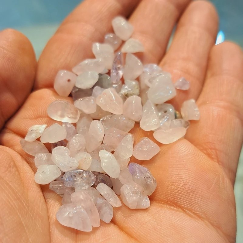 راف سنگ رز کوارتز چیپسی اصل مهره رز کوارتز صورتی مهره چیپسی رز کوارتز مهره چیپسی کوارتز صورتی سنگ برای رزین کاری طبیعی