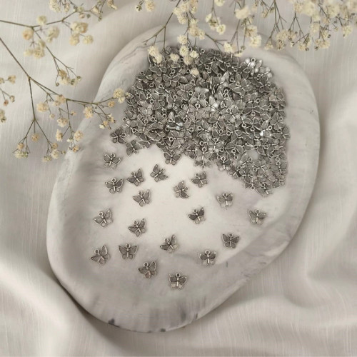 خرجکار آویز طرح پروانه ( فروش بصورت بسته 15 گرمی شامل 32 عدد آویز )