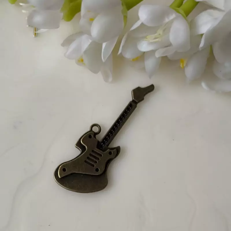 خرجکار آویز برنزی طرح گیتار کد 16 (عرضه بصورت دونه ای)