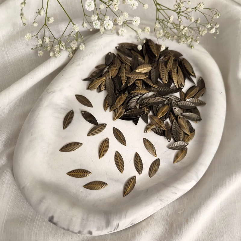 خرجکار آویز برگ برنزی  (فروش بصورت بسته 15 گرمی و شامل 70 دونه برگ)