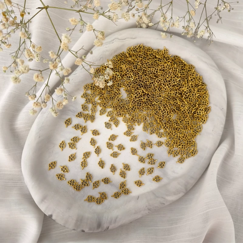 خرجکار طرح گل شبدر (بصورت بسته 15 گرمی شامل 90 عدد آویز)