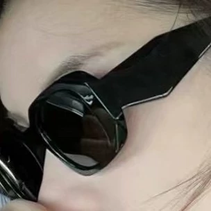 (قیمت واقعی) عینک آفتابی زنانه و مردانه پرادا uv400 + دستمال نانو مخصوص +ارسال رایگان ( PRADA)