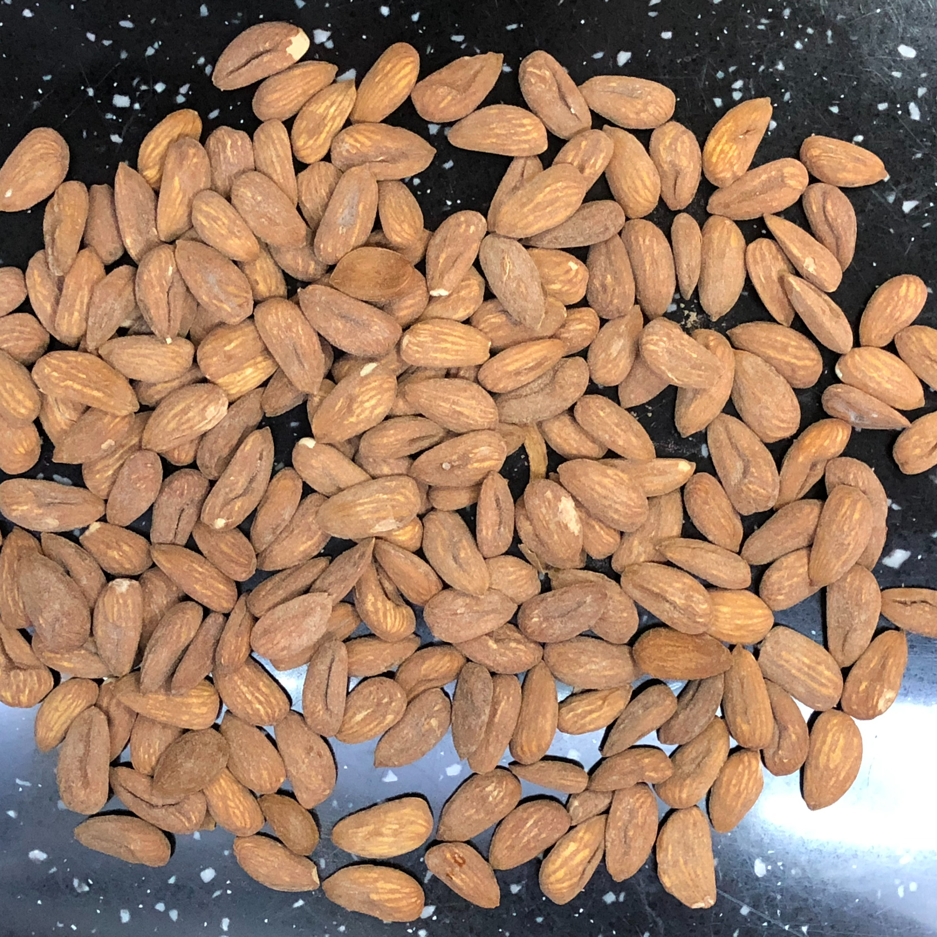 بادام مامایی بوداده  عمده کارتنی 10 کیلویی