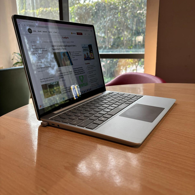 لپتاپ مایکروسافت مدل Surface Laptop Go 3 با پردازنده Core i5-1235U، رم LPDDR5 8GB، حافظه SSD با ظرفیت 256GB، نمایشگر لمسی 12.4 اینچ PixelSense، دارای حسگر اثر انگشت، سیستمعامل Windows 11