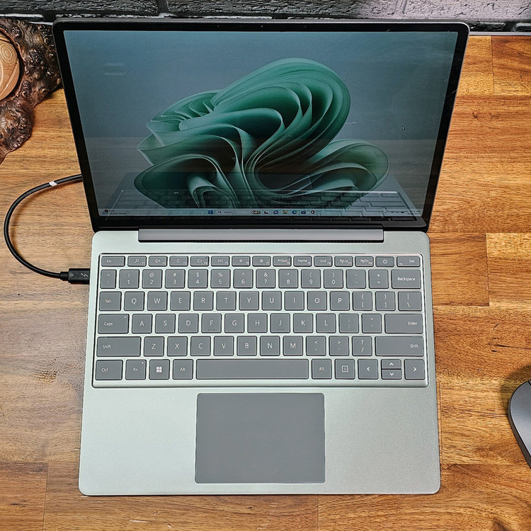 لپتاپ مایکروسافت مدل Surface Laptop Go 3 با پردازنده Core i5-1235U، رم LPDDR5 8GB، حافظه SSD با ظرفیت 256GB، نمایشگر لمسی 12.4 اینچ PixelSense، دارای حسگر اثر انگشت، سیستمعامل Windows 11