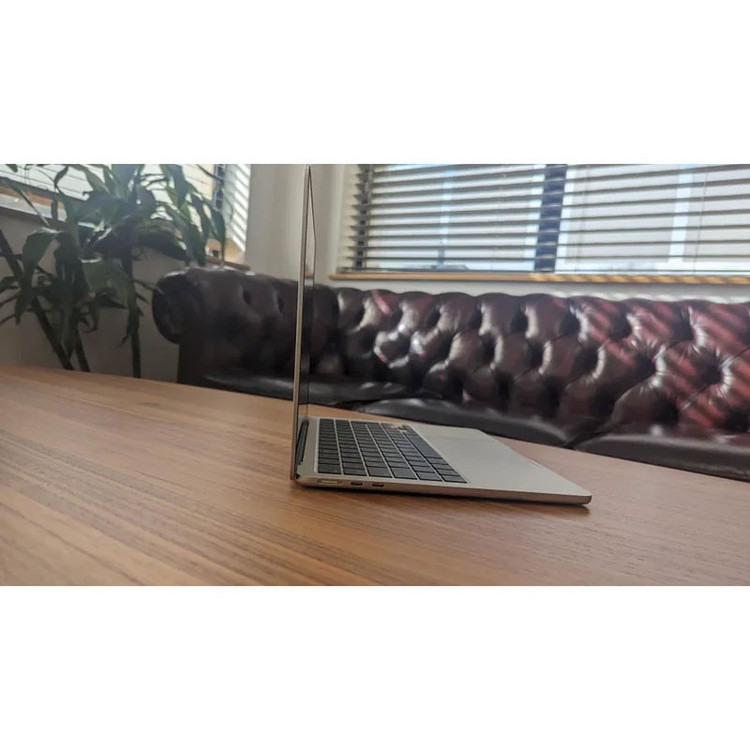 لپتاپ اپل مدل MacBook Air MW0Y3 2025 LLA با پردازنده Apple M4، رم 16GB، حافظه SSD با ظرفیت 256GB، نمایشگر 13.6 اینچ Retina، دارای نور پسزمینه کیبورد، حسگر اثر انگشت، سیستمعامل Apple Mac OS
