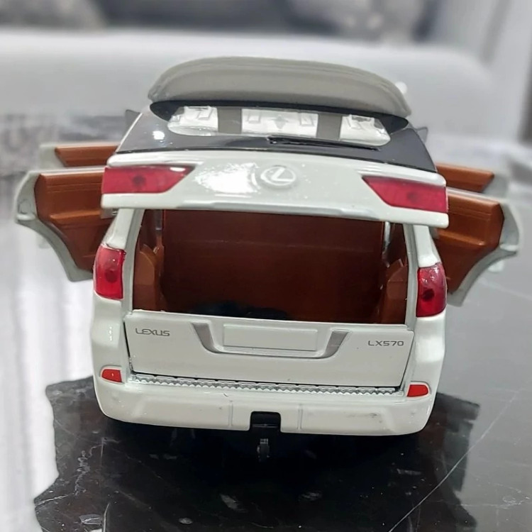اسباب بازی ماشین فلزی لکسوس Lx570 دودزا موزیکال چراغدار ماکت ماشین فلزی لکسوس سفید
