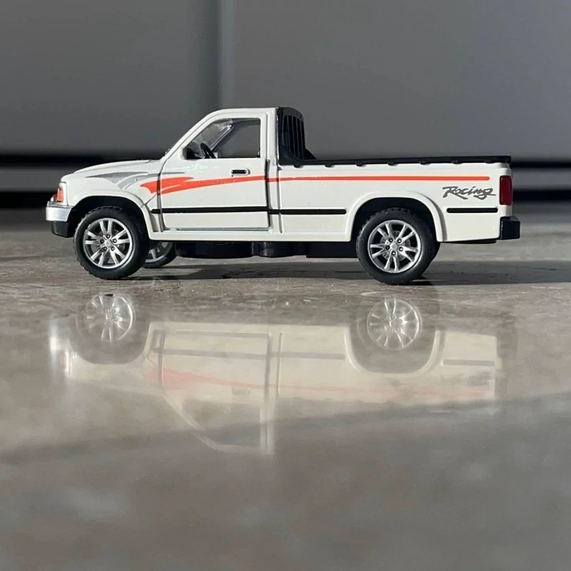 اسباب بازی ماشین فلزی تویوتا هایلوکس قدرتی موزیکال  Toyota Hilux