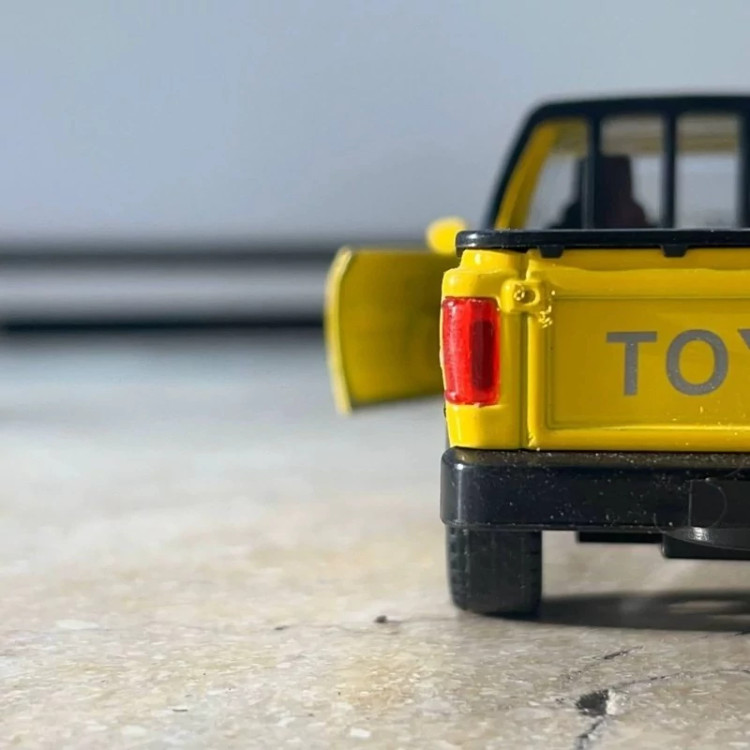 اسباب بازی ماشین فلزی تویوتا هایلوکس قدرتی موزیکال Toyota Hilux