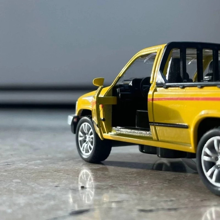 اسباب بازی ماشین فلزی تویوتا هایلوکس قدرتی موزیکال Toyota Hilux