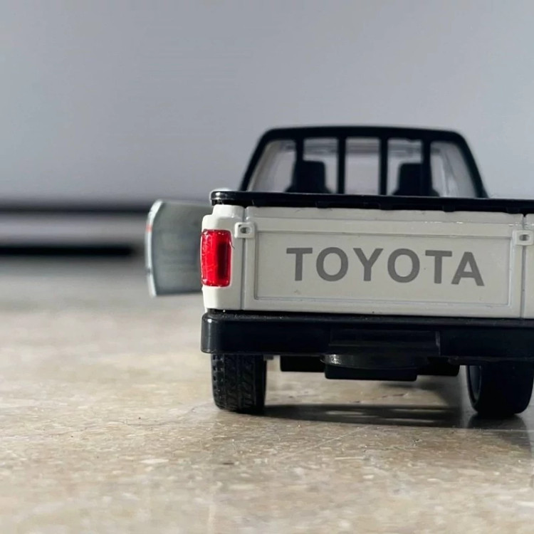 اسباب بازی ماشین فلزی تویوتا هایلوکس قدرتی موزیکال Toyota Hilux