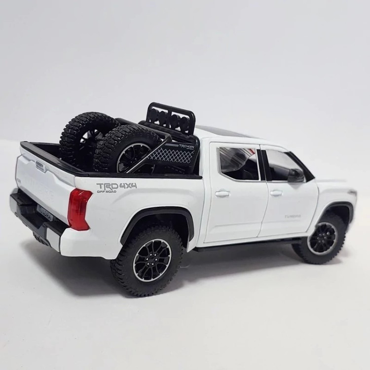 اسباب بازی ماشین فلزی تویوتا وانت تاندرا ماکت ماشین فلزی Toyota Tundra سفید