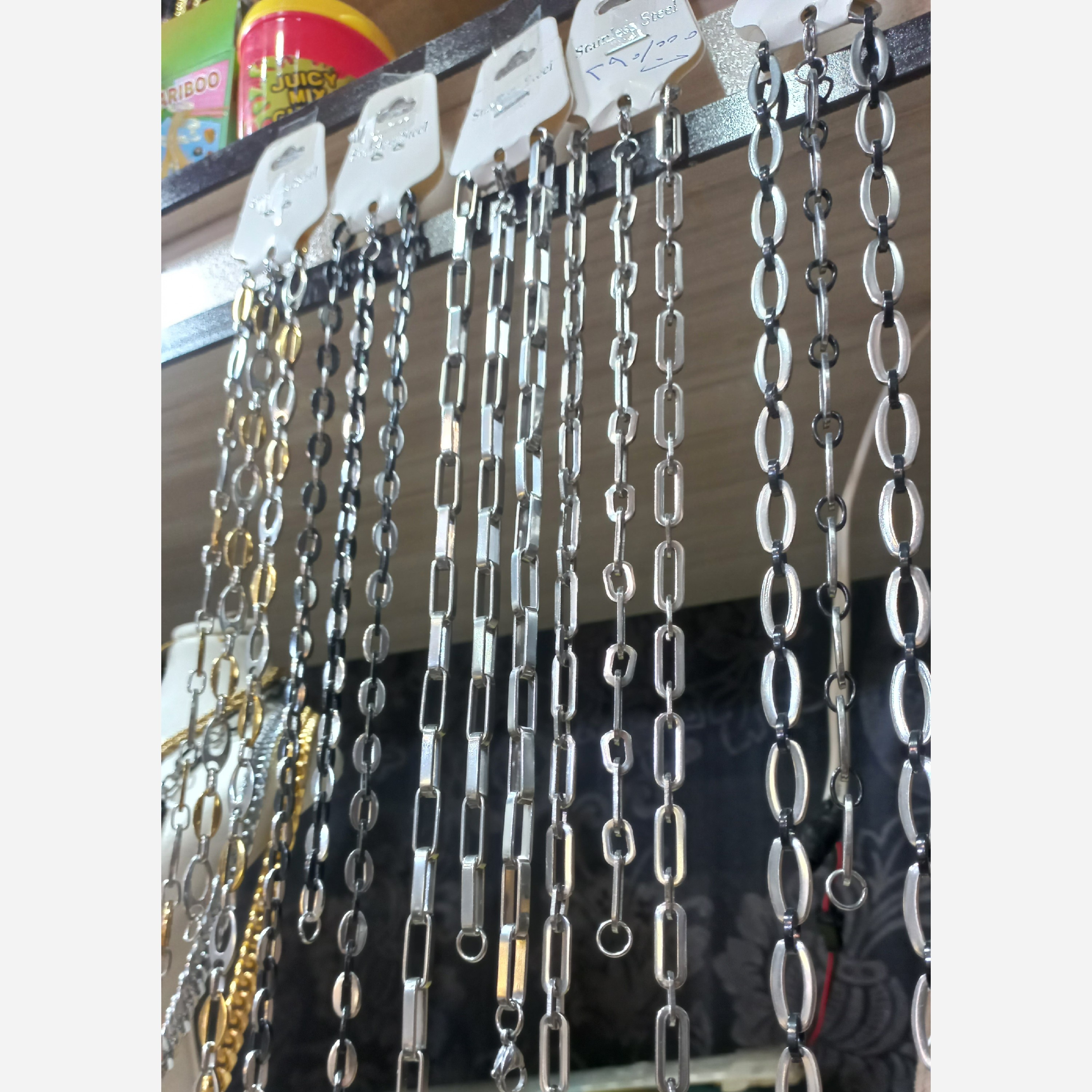 حراج تعدادی گردنبند استیل به قیمت دوسال پیش