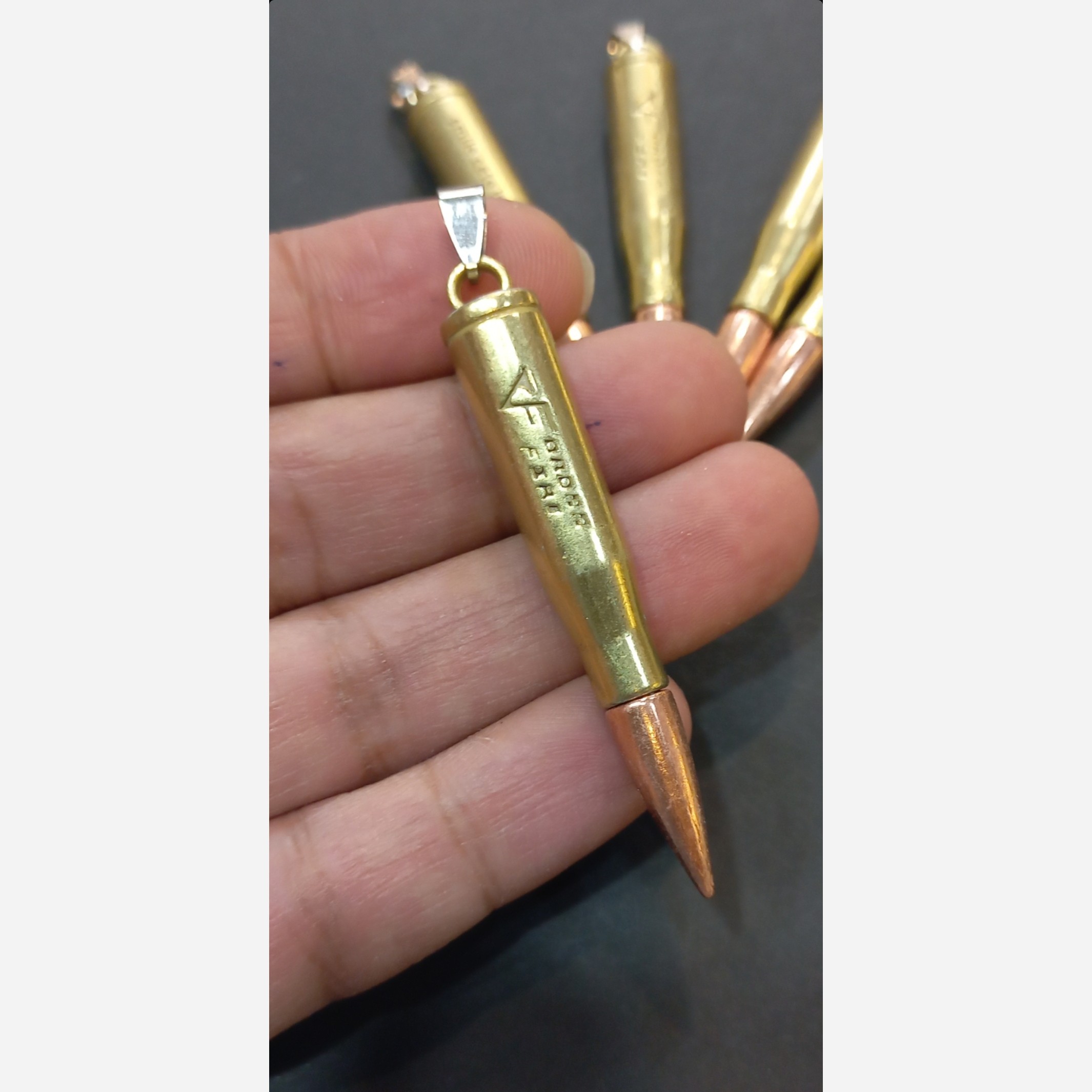 حراج گردنبند فشنگ رنگ ثابت کاری بسیار شیک و جذاب کاملا شبیه فشنگ واقعی هست.مطمعن باش از خریدش پشیمون نمیشی