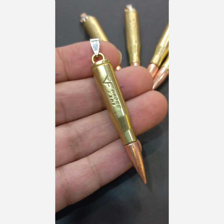 حراج گردنبند فشنگ رنگ ثابت کاری بسیار شیک و جذاب کاملا شبیه فشنگ واقعی هست.مطمعن باش از خریدش پشیمون نمیشی