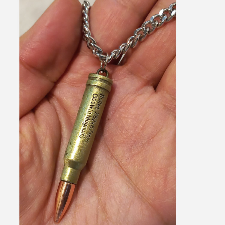 گردنبند فشنگ رنگ ثابت کاری بسیار شیک و جذاب کاملا شبیه فشنگ واقعی هست.مطمعن باش از خریدش پشیمون نمیشی