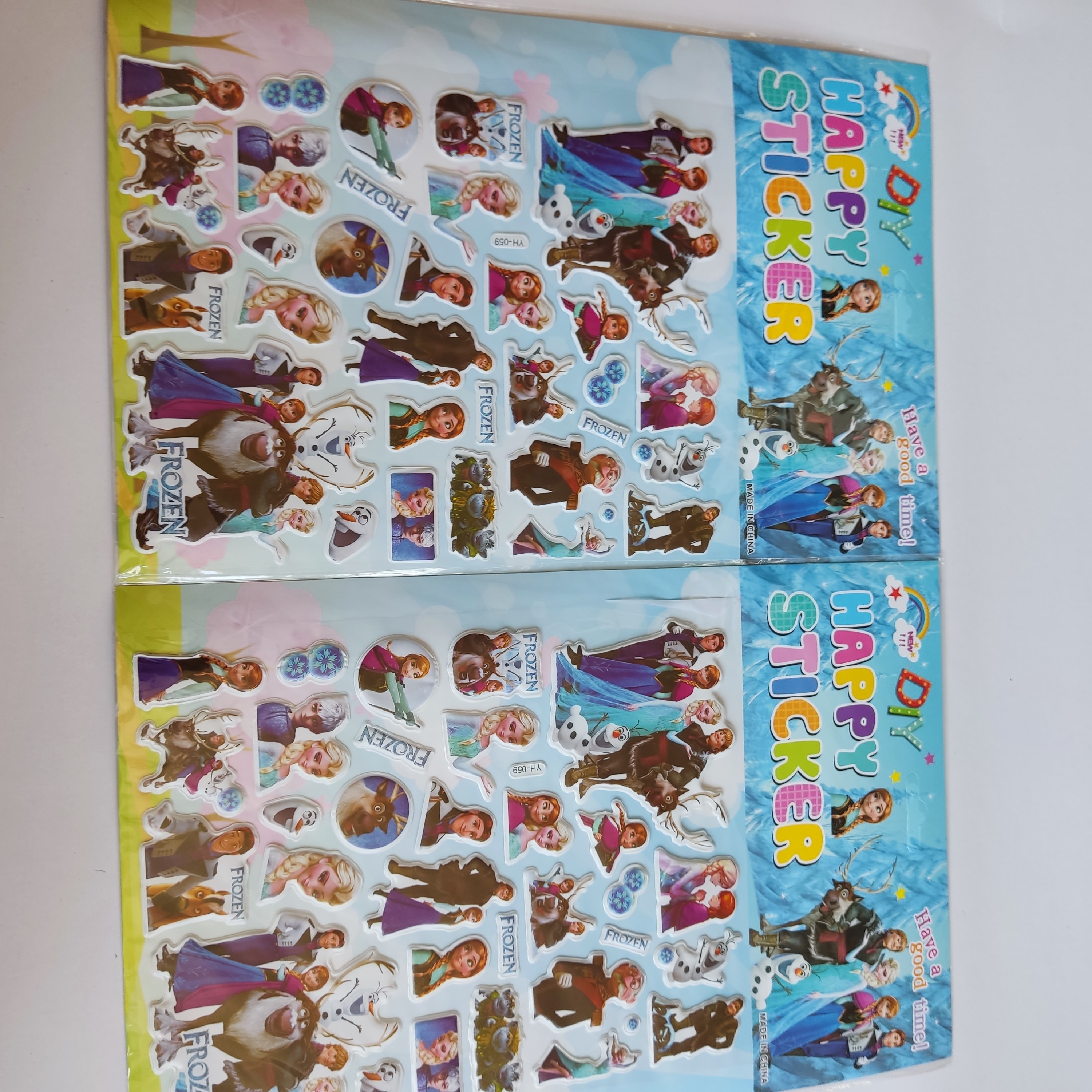 استیکر پفکی دخترانه طرح فروزن سایز A4 سی و سه تکه همراه با تابلو رنگ آمیزی آبرنگی(مناسب برای جوایز مدرسه)