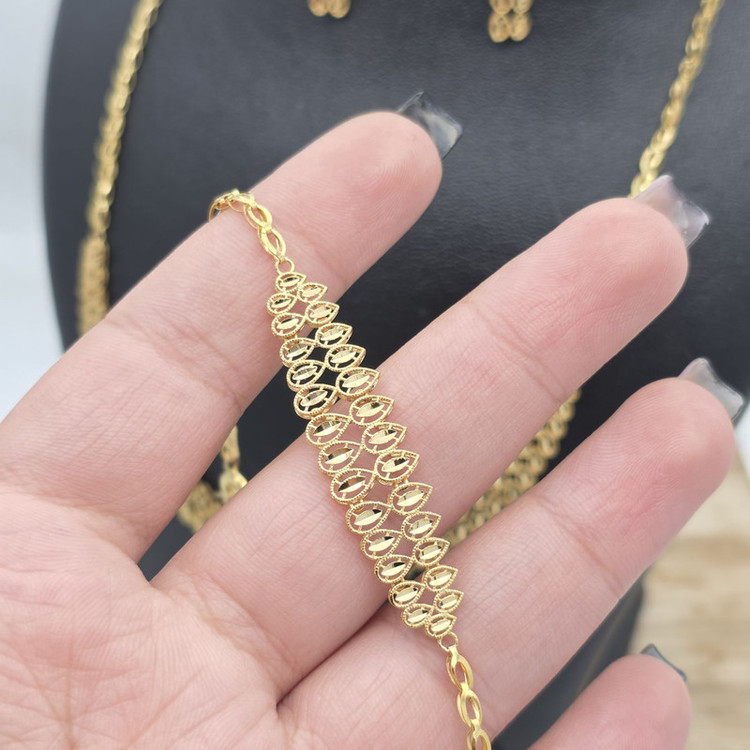 نیم ست طلا کم اجرت 18 عیار زنانه طلا و شمش برلیان مدل تراش