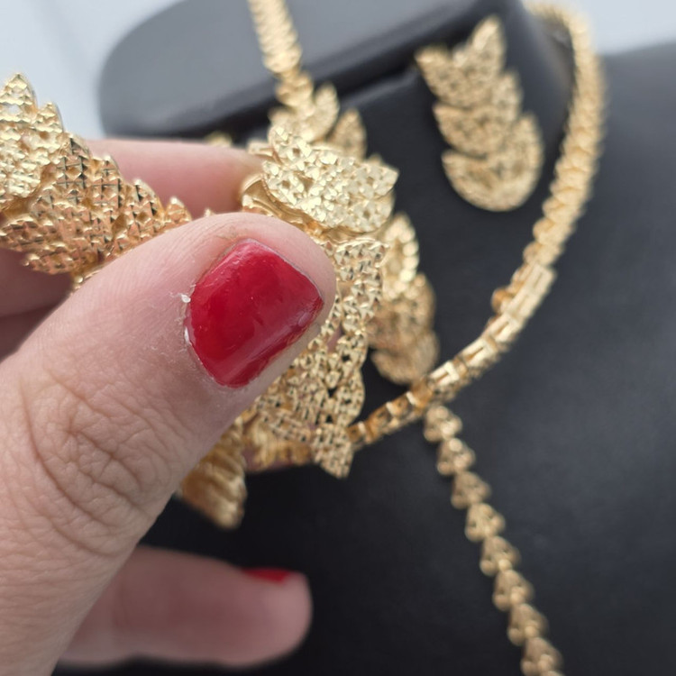 نیم ست طلا کم اجرت 18 عیار زنانه طلا و شمش برلیان مدل برگ