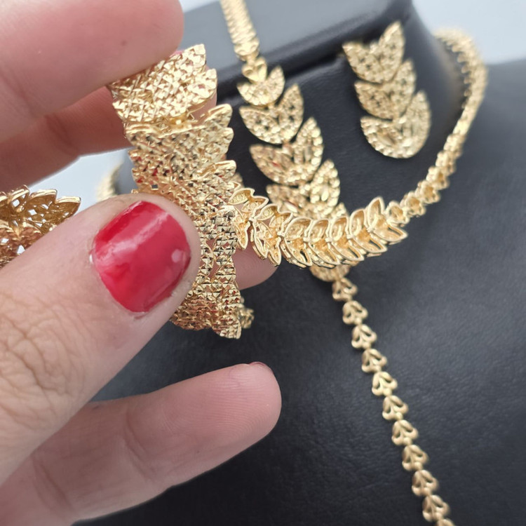 نیم ست طلا کم اجرت 18 عیار زنانه طلا و شمش برلیان مدل برگ