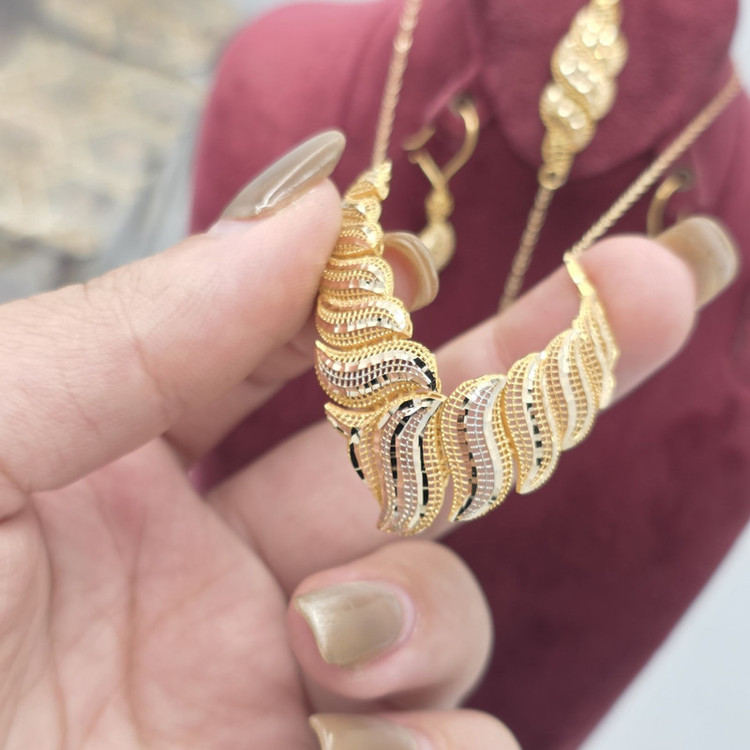 نیم ست طلا کم اجرت 18 عیار زنانه طلا و شمش برلیان مدل موج