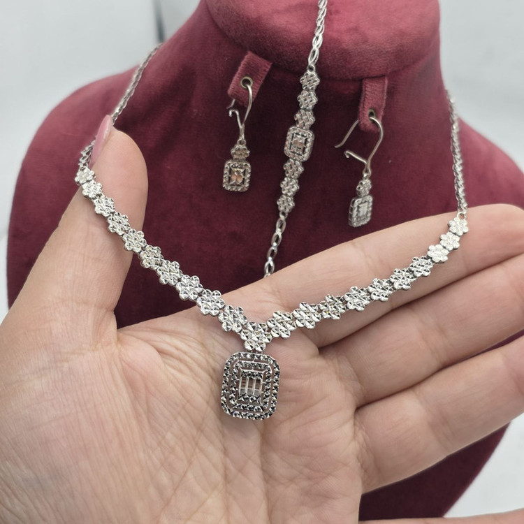 نیم ست طلا کم اجرت 18 عیار زنانه طلا و شمش برلیان مدل اونیکس
