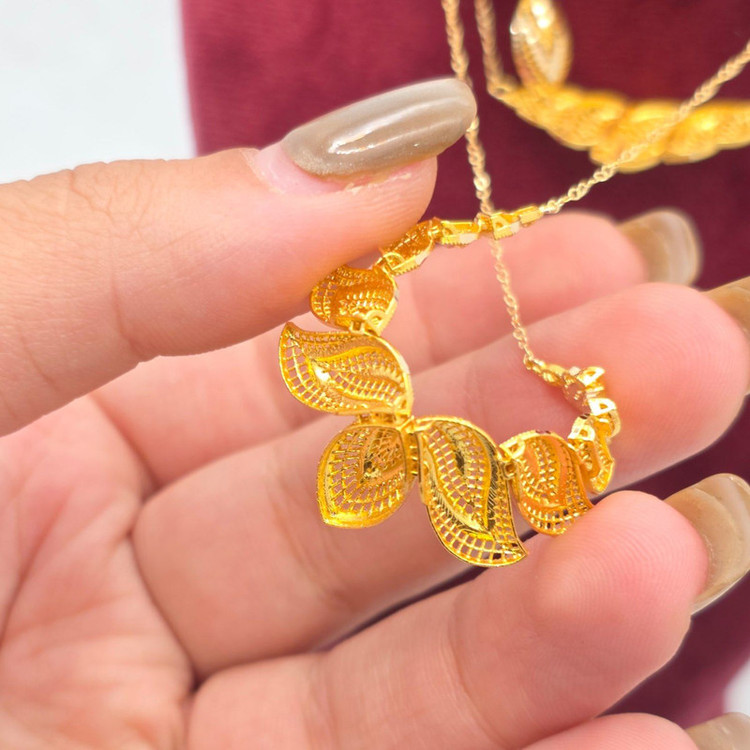 نیم ست طلا کم اجرت 18 عیار زنانه طلا و شمش برلیان مدل برگ