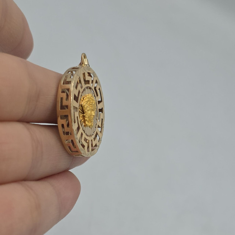 آویز گردنبند طلا کم اجرت ۱۸ عیار گالری طلا و شمش برلیان مدل ورساچ