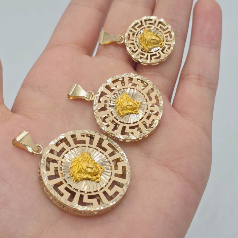 آویز گردنبند طلا کم اجرت ۱۸ عیار گالری طلا و شمش برلیان مدل ورساچ