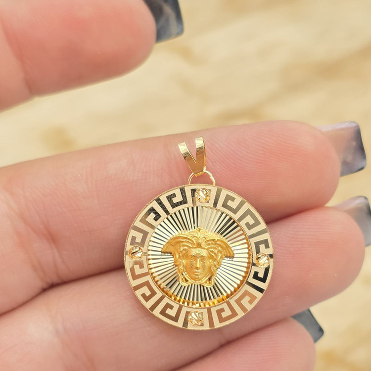 آویز گردنبند طلا کم اجرت 18 عیار گالری طلا و شمش برلیان مدل ورساچ