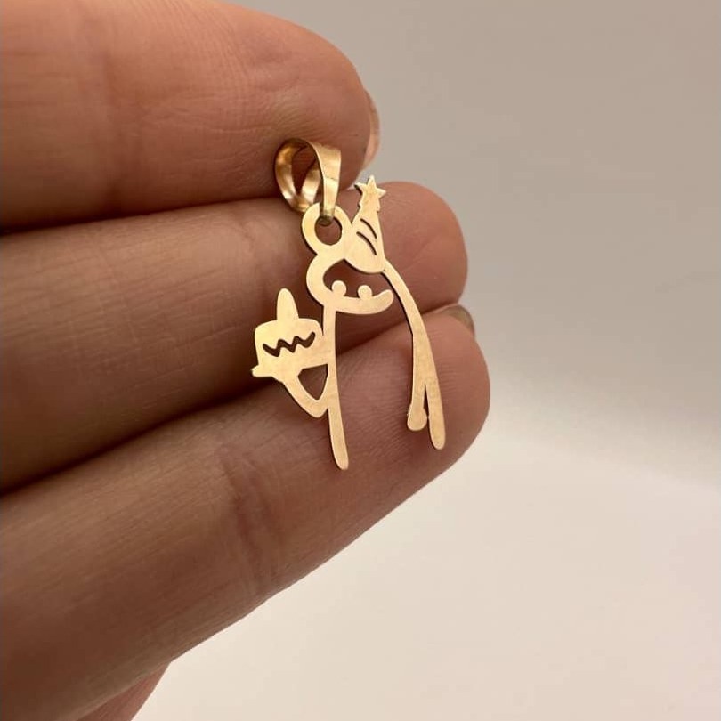پلاک طلای آدمک کیک به دست