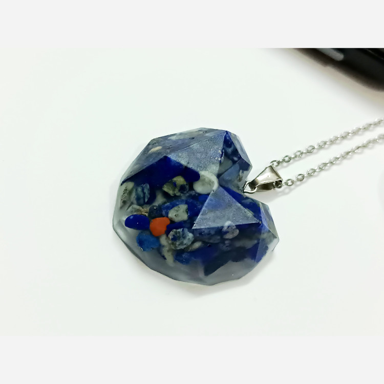 گردنبند لاجورد و رزین مدل قلب پینترستی