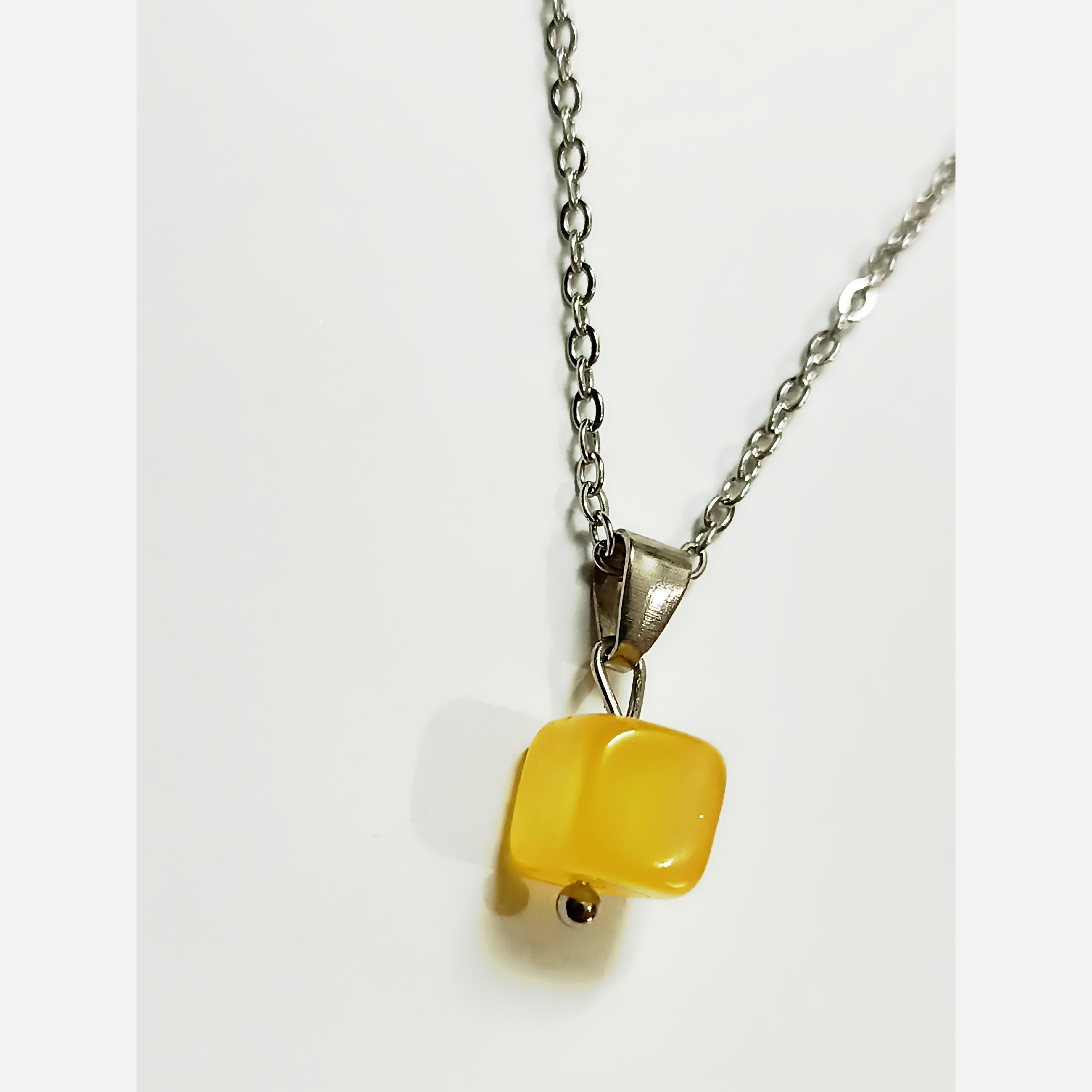 گردنبند مینیمال دخترانه سنگ عقیق زرد مکعبی مدرن