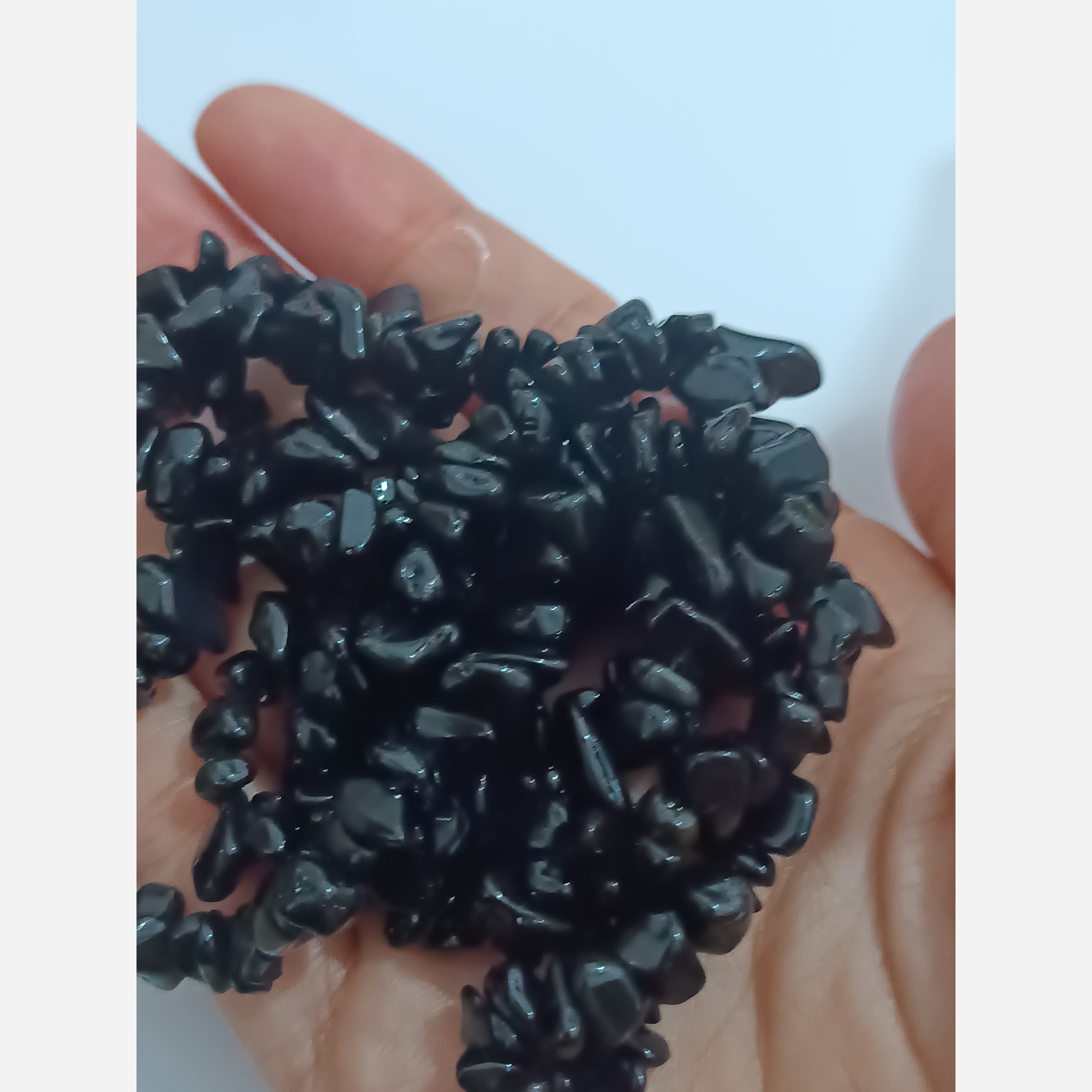 مهره تورمالین سیاه دفرمه معدنی