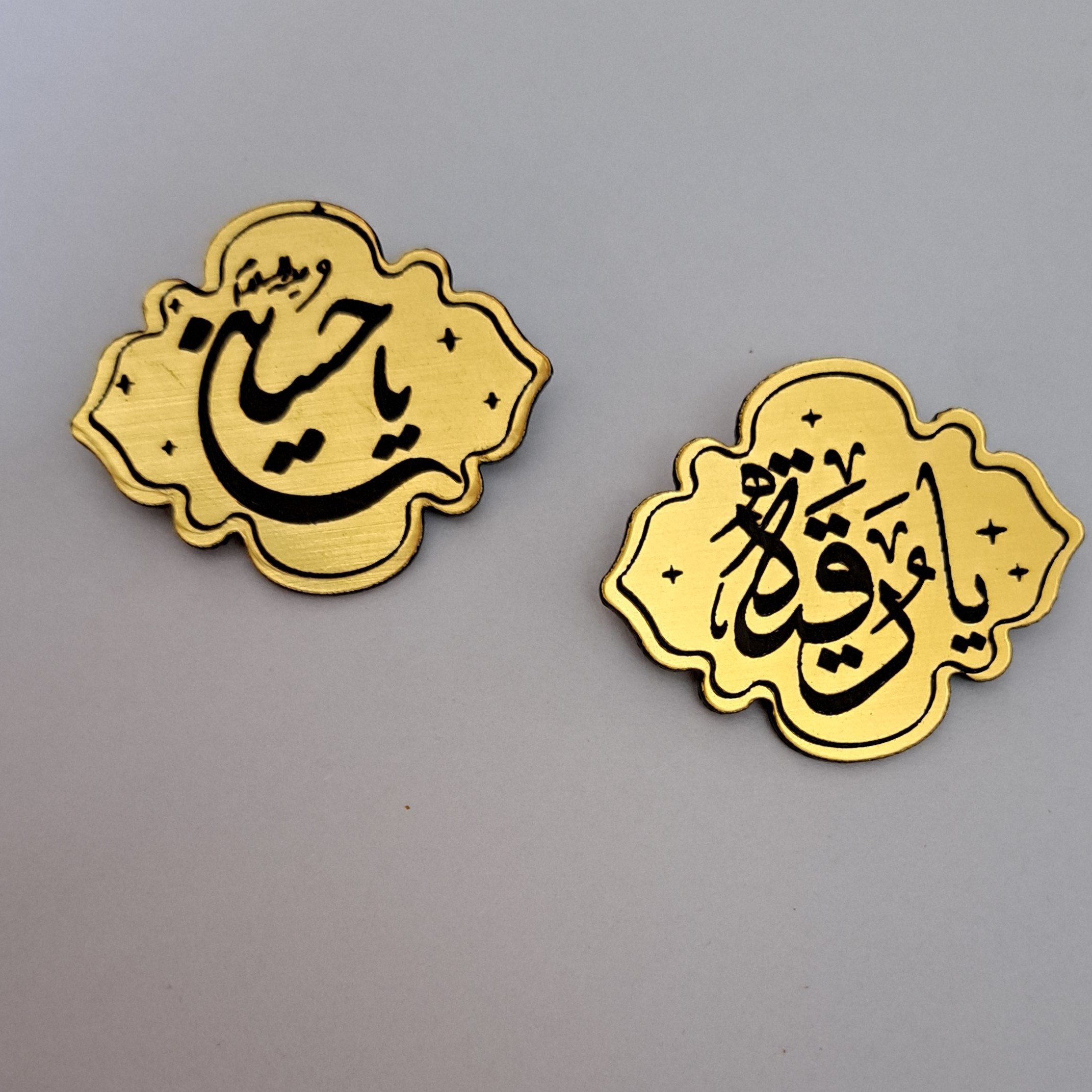 سنجاق سینه منقش به نام مبارک یا حسین یا رقیه مناسب نصب روی سینه محرم و صفر